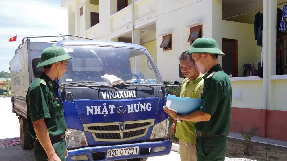 Lực lượng tuần tra kiểm tra xe tải vận chuyển dầu DO không rõ nguồn gốc