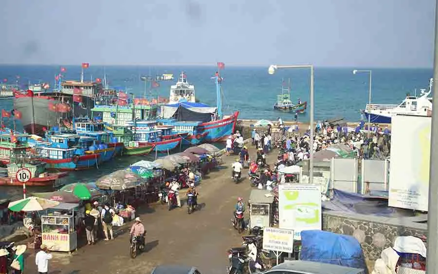 Tàu siêu tốc “lấn át” tàu cao tốc và cuộc đua trên đảo Lý Sơn (Quảng Ngãi)