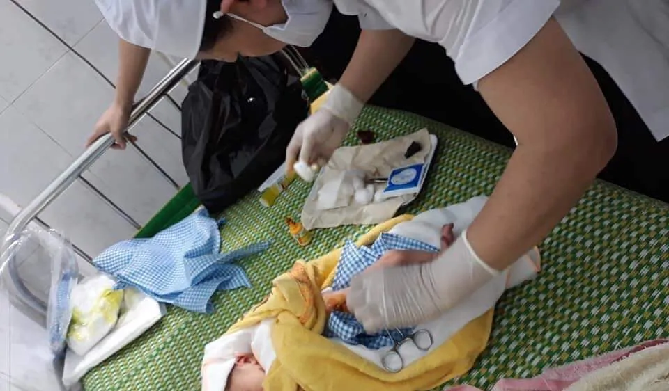 Quảng Ngãi: Bé sơ sinh bị bỏ trên xe người đi đường