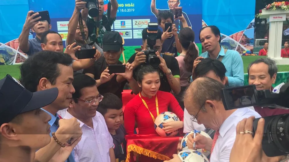 Ông Park Hang-seo đến người hâm mộ Quảng Ngãi
