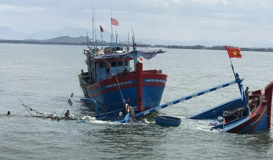 Cứu kịp thời 8 người đi trên tàu cá bị chìm giữa biển