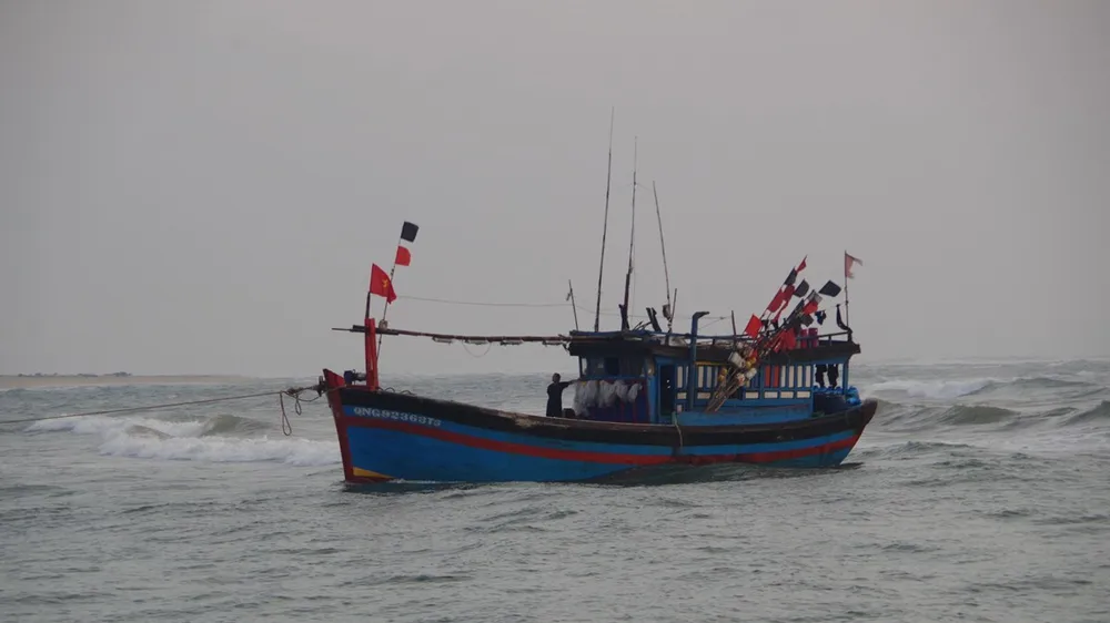 Tàu cá Lý Sơn cứu vớt 32 ngư dân nước ngoài gặp nạn trên biển