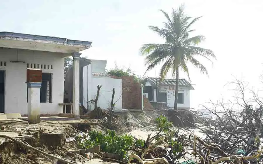 Hàng chục nhà dân bị sóng biển đánh sập ở khu vực bờ bắc Cửa Đại (Quảng Ngãi)