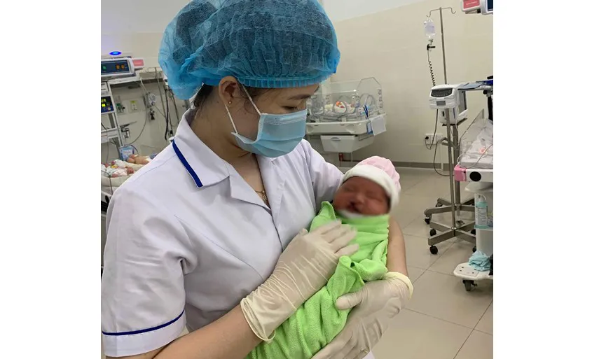 Một em bé dị tật vừa chào đời đã bị mẹ bỏ rơi