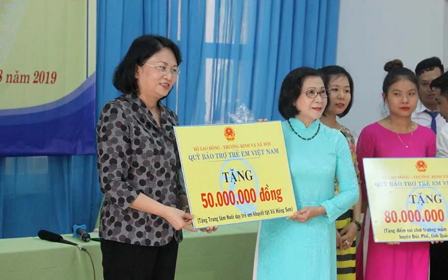 Phó Chủ tịch nước Đặng Thị Ngọc Thịnh thăm Trung tâm Võ Hồng Sơn