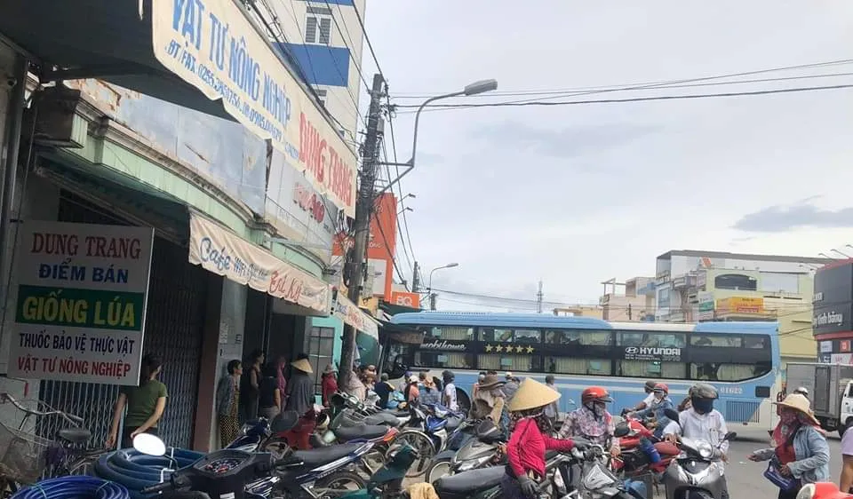 Xe khách 45 chỗ lao vào nhà dân