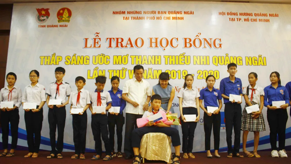 Trao học bổng Thắp sáng ước mơ thanh thiếu nhi Quảng Ngãi. Ảnh: NGUYỄN TRANG