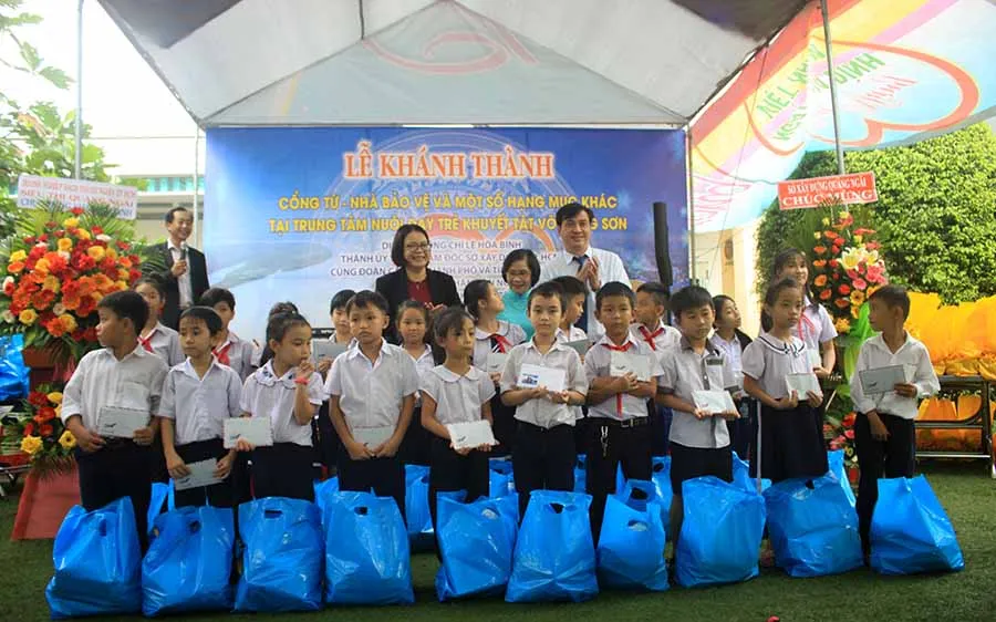 Các nhà hảo tâm tặng quà cho học sinh Trung tâm nuôi dạy trẻ khuyết tật Võ Hồng Sơn