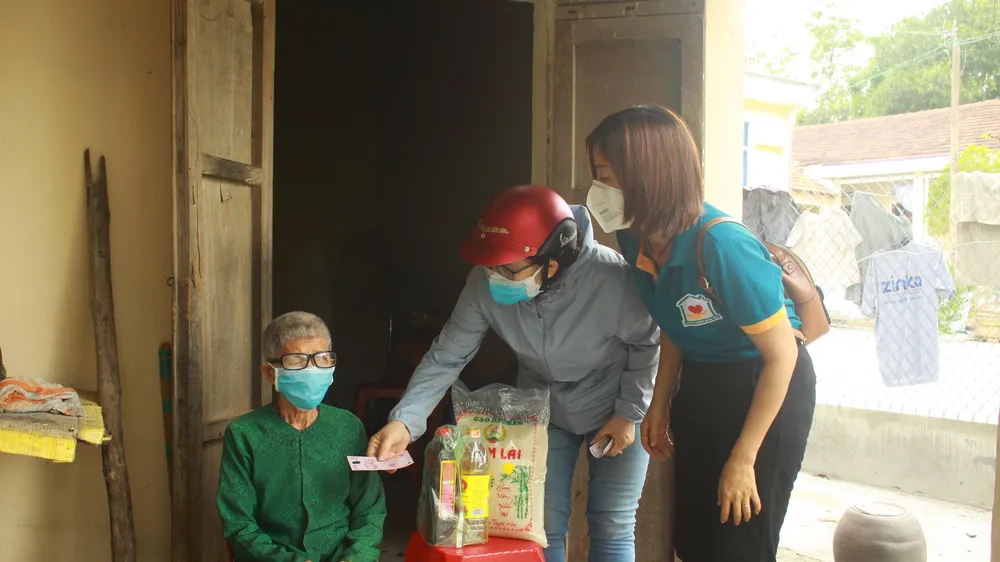 Thay vì chọn phát quà tại các điểm công cộng, nhóm thiện nguyện đến tận nhà người già neo đơn để trao tặng những phần quà yêu thương. Ảnh: NGUYỄN TRANG