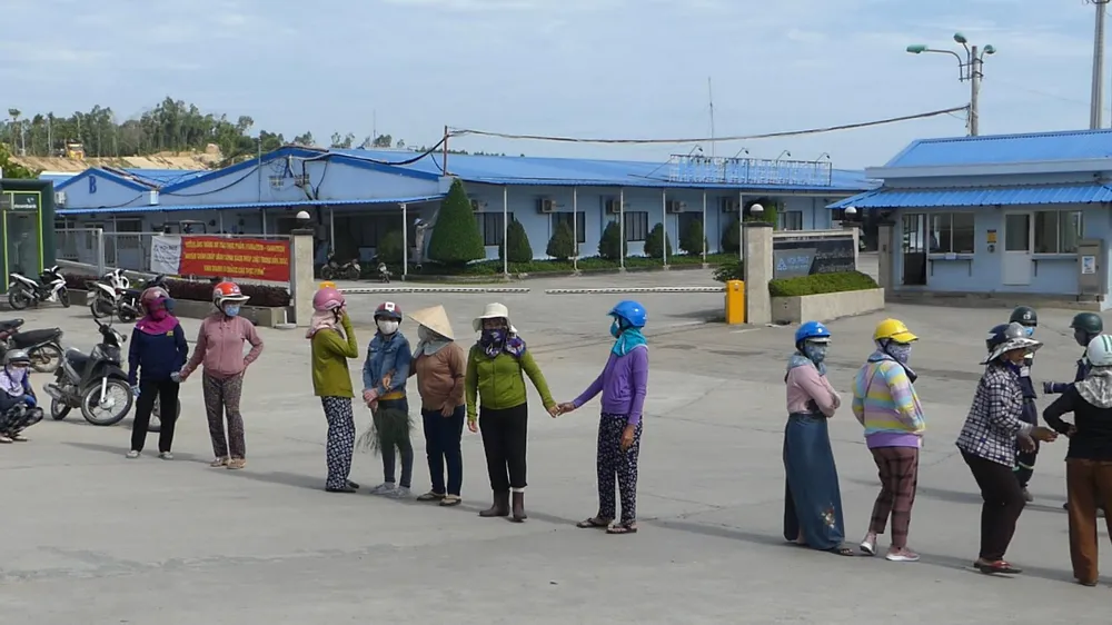 Người dân chặn cổng Nhà máy thép Hòa Phát-Dung Quất vì phải chịu đựng sống trong ô nhiễm