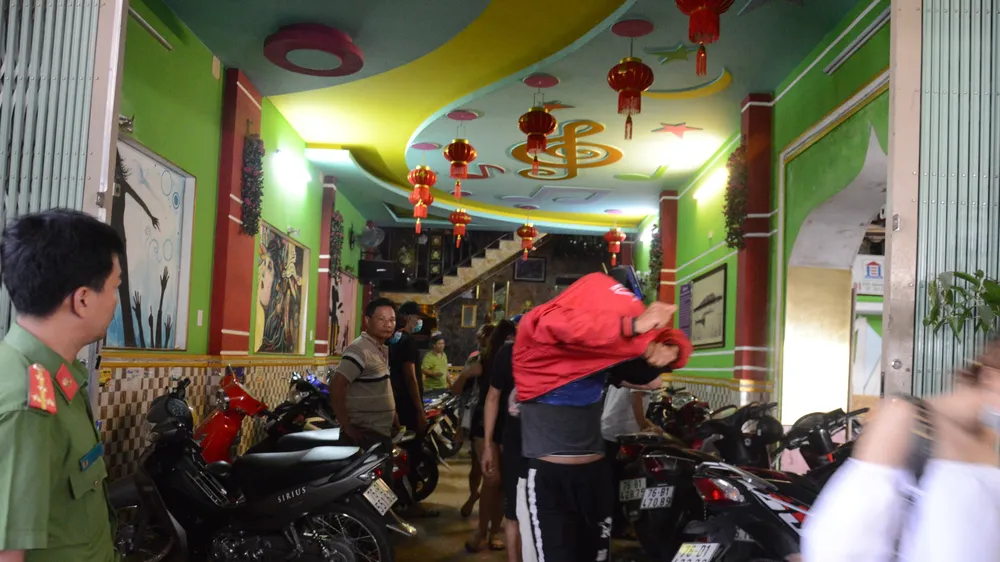 Lực lượng chức năng tiến hành khám xét, kiểm tra tại quán karaoke Hoàng Vũ