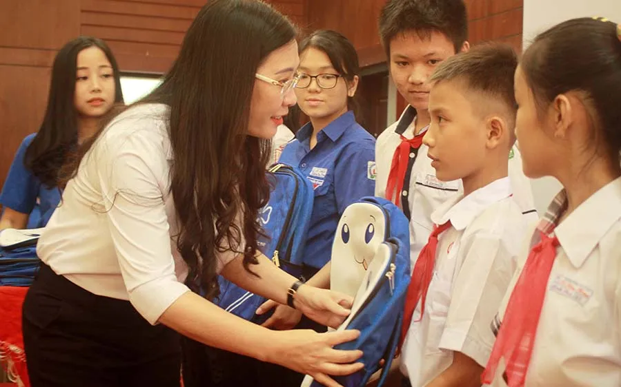 Trao học bổng Thắp sáng ước mơ thanh, thiếu nhi Quảng Ngãi lần thứ 7