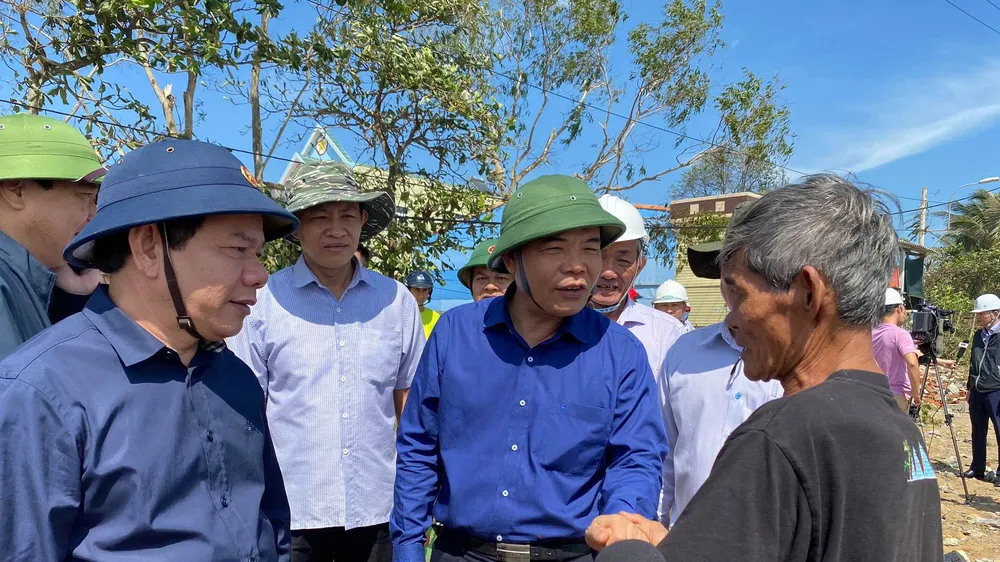 Bộ trưởng Nguyễn Xuân Cường làm việc về công tác khắc phục bão số 9 tại tỉnh Quảng Ngãi