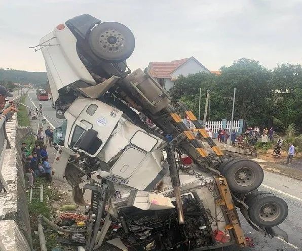 Quảng Ngãi: Tránh ổ gà, xe container lật nghiêng rơi xuống đường