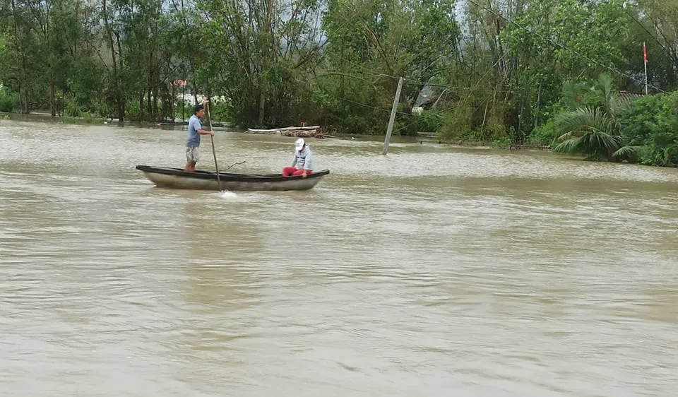 Quảng Ngãi: Lũ đang lên trên sông Trà Câu, khẩn cấp di dời dân
