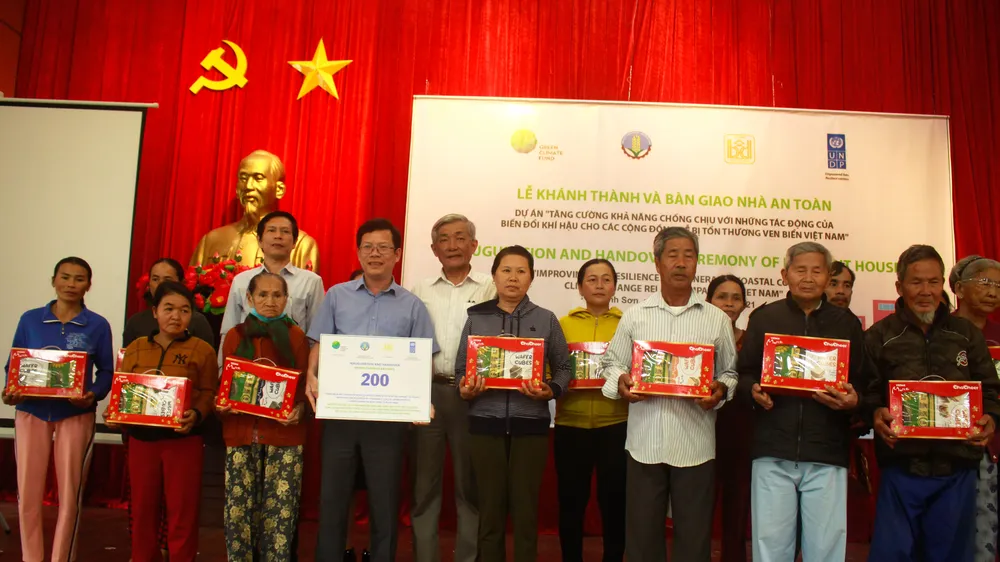 Quảng Ngãi: Bàn giao 200 nhà phòng chống bão, lụt cho người dân 