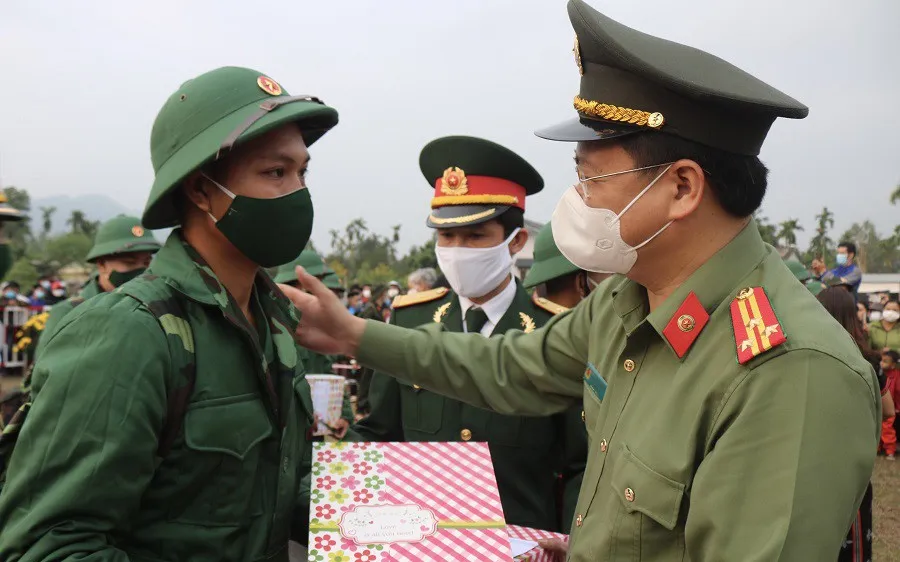 Hàng chục ngàn thanh niên miền Trung lên đường nhập ngũ