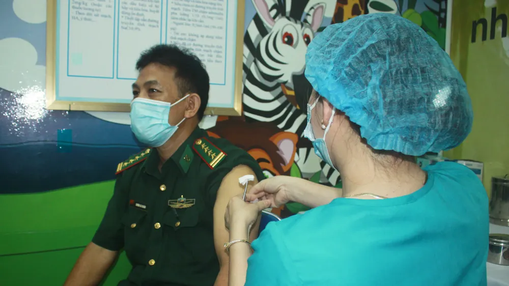 50 người đầu tiên tiêm vaccine Covid-19 ở Quảng Ngãi