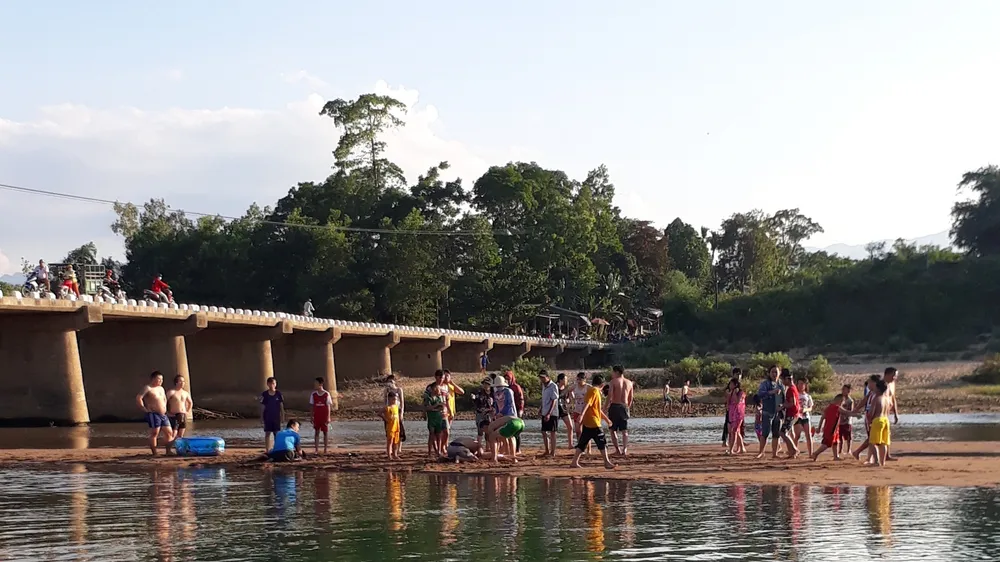Khen thưởng giáo viên Tổng phụ trách Đội dũng cảm cứu người đuối nước