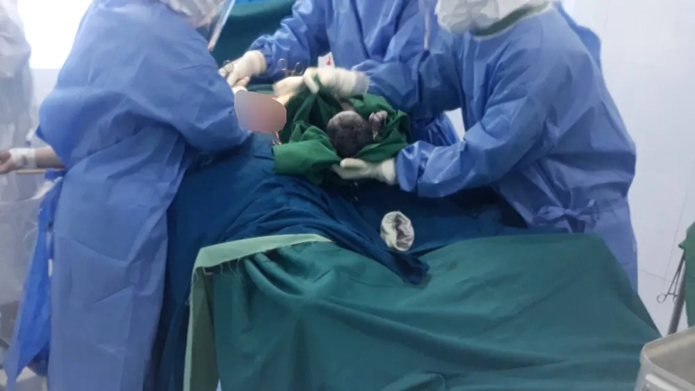 Quảng Ngãi: Bệnh nhân Covid-19 sinh em bé nặng 3kg tại khu điều trị đặc biệt