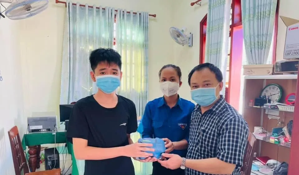Học sinh Quảng Ngãi góp heo đất ủng hộ chống dịch Covid-19