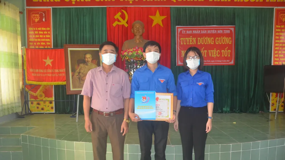 Quảng Ngãi: Trao bằng khen cho thanh niên dũng cảm cứu người trong bão số 5