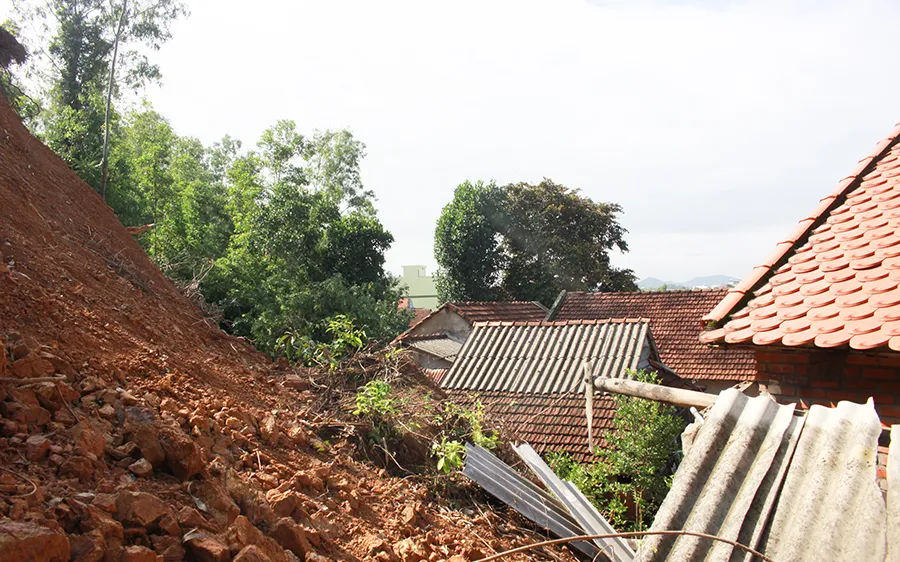 Quảng Ngãi: Nguy hiểm sạt lở núi ở thị trấn Châu Ổ