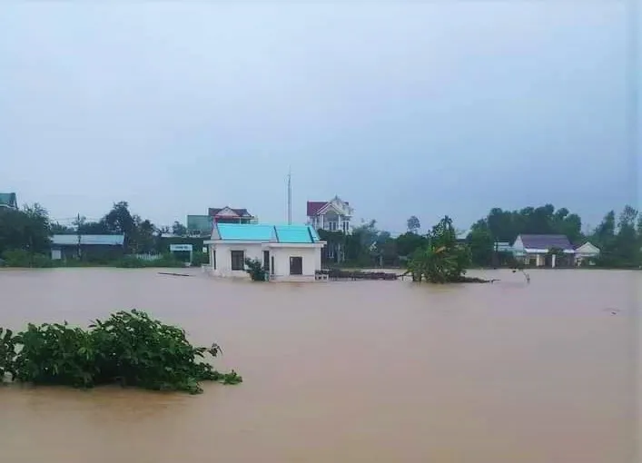 Quảng Ngãi: Mưa lớn gây ngập hàng trăm nhà ven sông Trà Câu