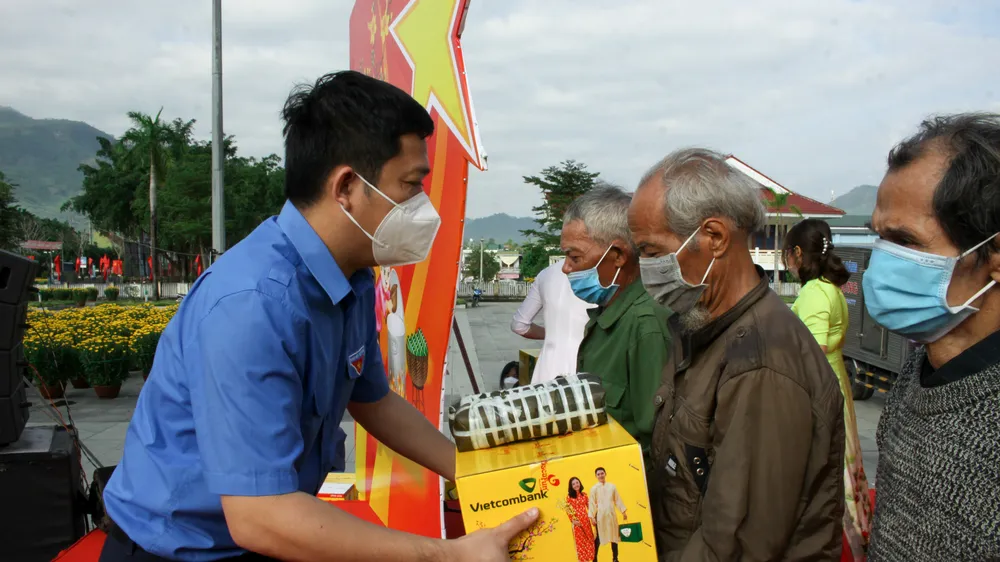Tuổi trẻ mang quà tết đến vùng núi Quảng Ngãi