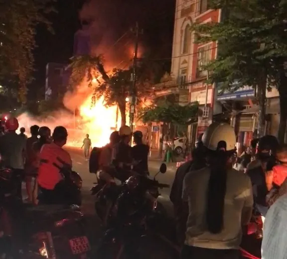 Cháy lớn tại đường Quang Trung, TP Quảng Ngãi