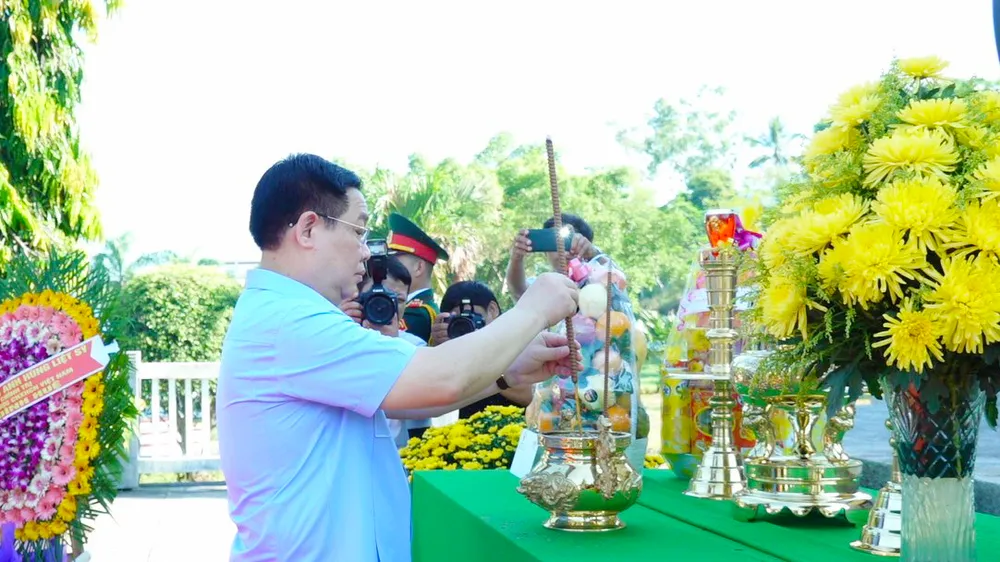Chủ tịch Quốc hội dâng hương tưởng niệm Nghĩa trang liệt sĩ Quảng Ngãi