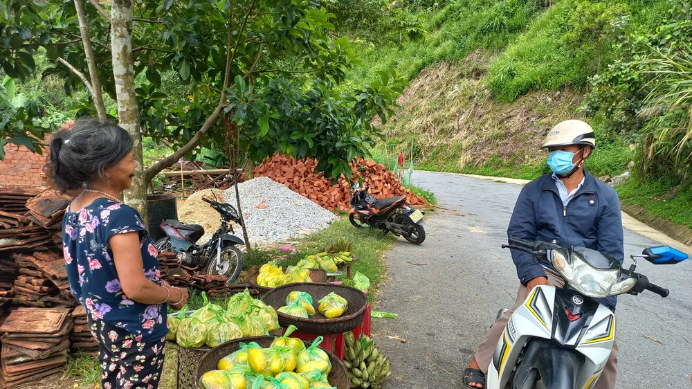 Cuối tuần, đi “chợ” của người Cor trên đỉnh đèo Eo Chim