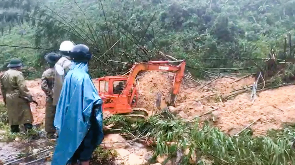 Chủ tịch UBND tỉnh Quảng Ngãi đang đến hiện trường vụ sạt lở thủy điện Kà Tinh