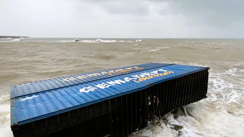 Phát hiện 2 container có thiết bị điện lạnh trôi vào bờ biển Dung Quất (Quảng Ngãi).