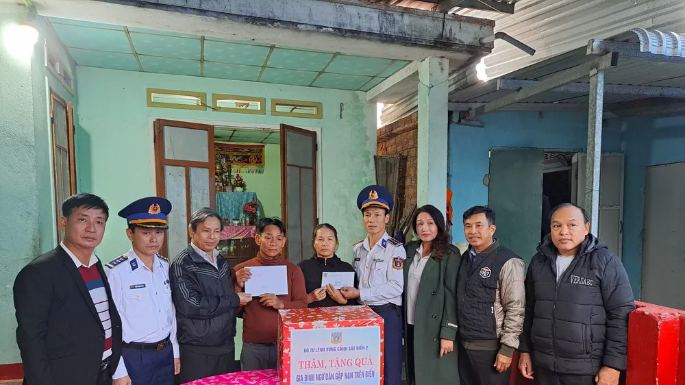 Bộ Tư lệnh Vùng Cảnh sát biển 2 hỗ trợ ngư dân gặp nạn trên biển 