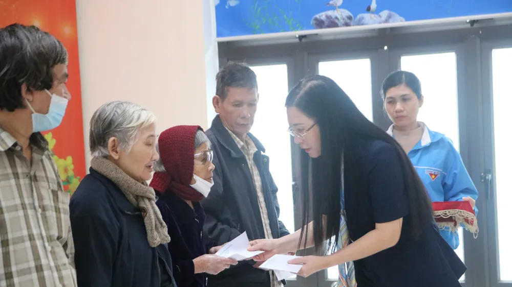 Trao hơn 1,8 nghìn suất quà Tết cho người dân bị ảnh hưởng do bão, lũ ở Quảng Ngãi
