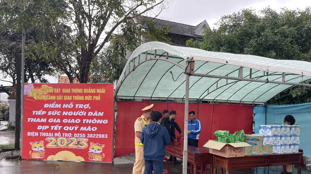 CSGT tiếp sức người dân đi xe máy qua địa phận Quảng Ngãi vào Nam sau tết
