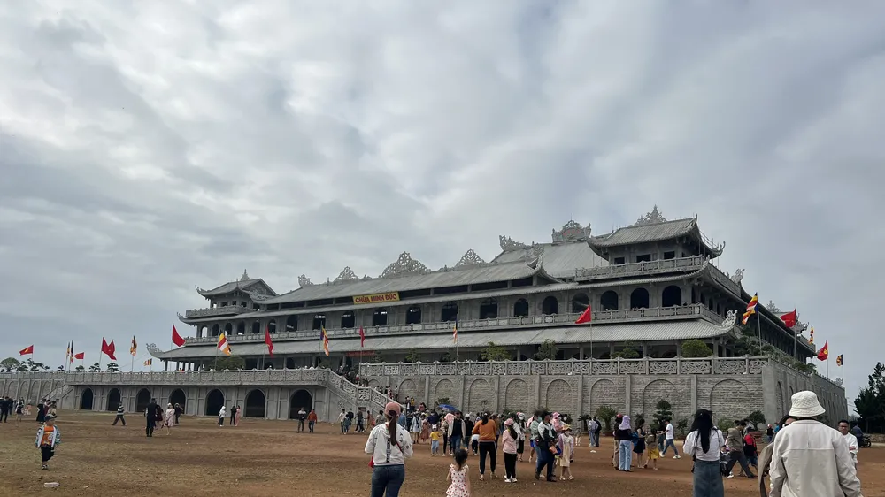Người dân đổ dồn đến tham quan Chùa Minh Đức 