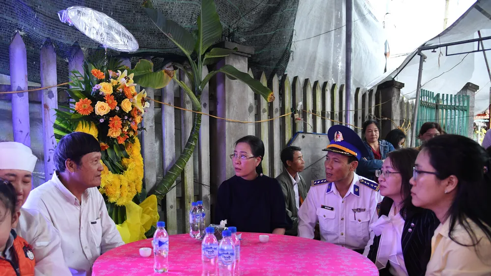 Lãnh đạo Quảng Ngãi thăm viếng và hỗ trợ các gia đình nạn nhân trong vụ tai nạn giao thông xảy ra tại Quảng Nam