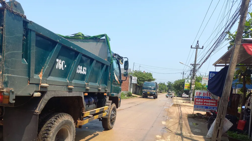 Quảng Ngãi: Người dân bức xúc vì xe chở đất hoành hành gây ô nhiễm môi trường