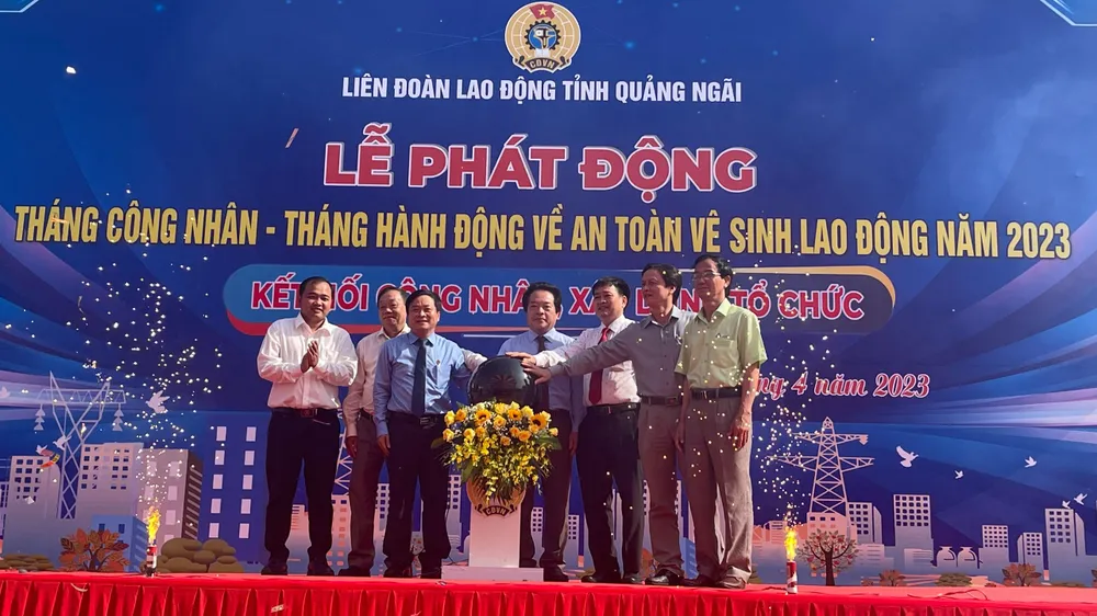 Quảng Ngãi: Trao 270 phần quà cho cho đoàn viên, công nhân, lao động