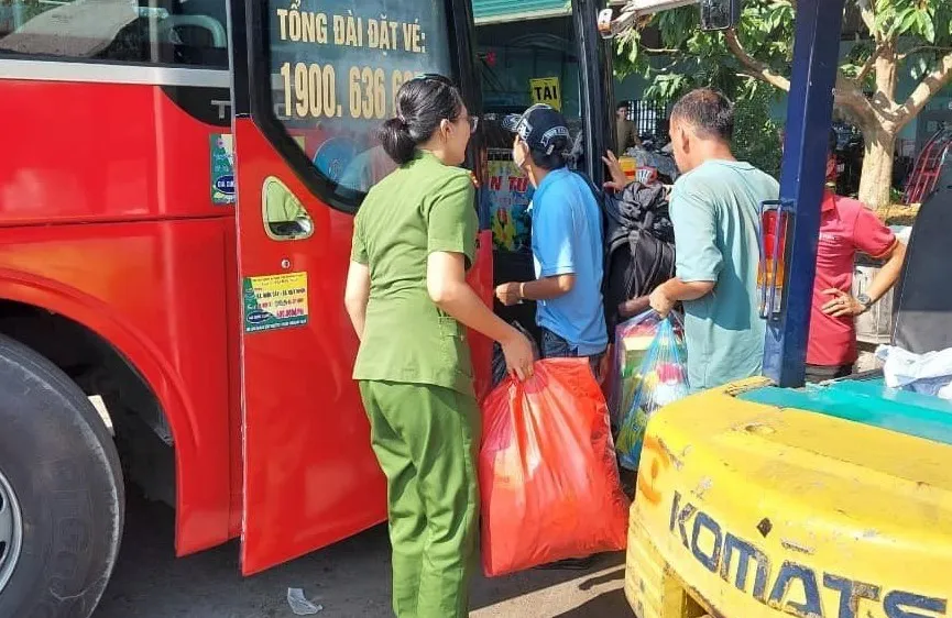Công an Quảng Ngãi đưa một người câm điếc đi lạc gần 1.000km về nhà