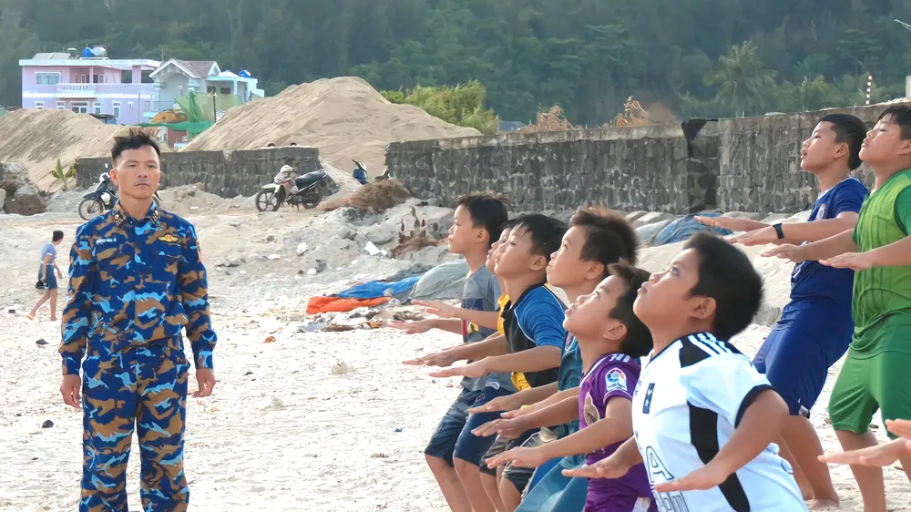 Đặc công Hải quân dạy bơi cho trẻ em đảo Lý Sơn