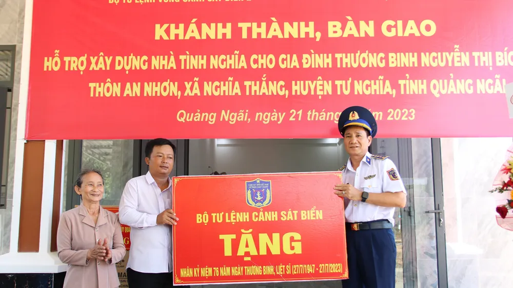 Bộ Tư lệnh Vùng Cảnh sát biển 2 bàn giao nhà tình nghĩa cho gia đình chính sách