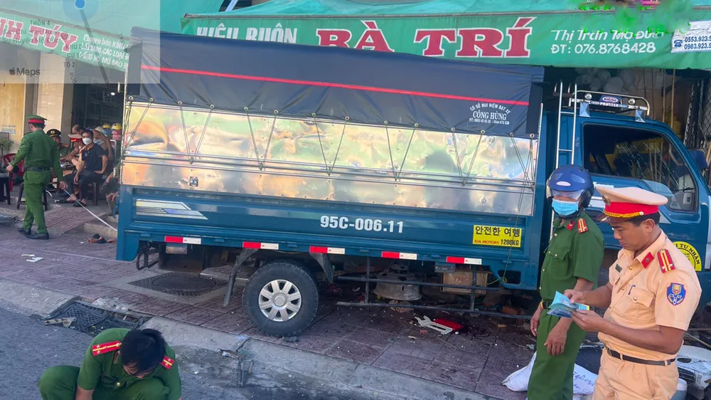 Quảng Ngãi: Xe tải tông vào nhà dân, 2 người tử vong