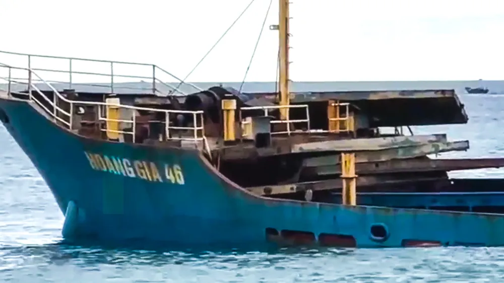 Quảng Ngãi: Gần 8 tháng bị mắc cạn, tàu Hoàng Gia 46 vẫn chưa được trục vớt