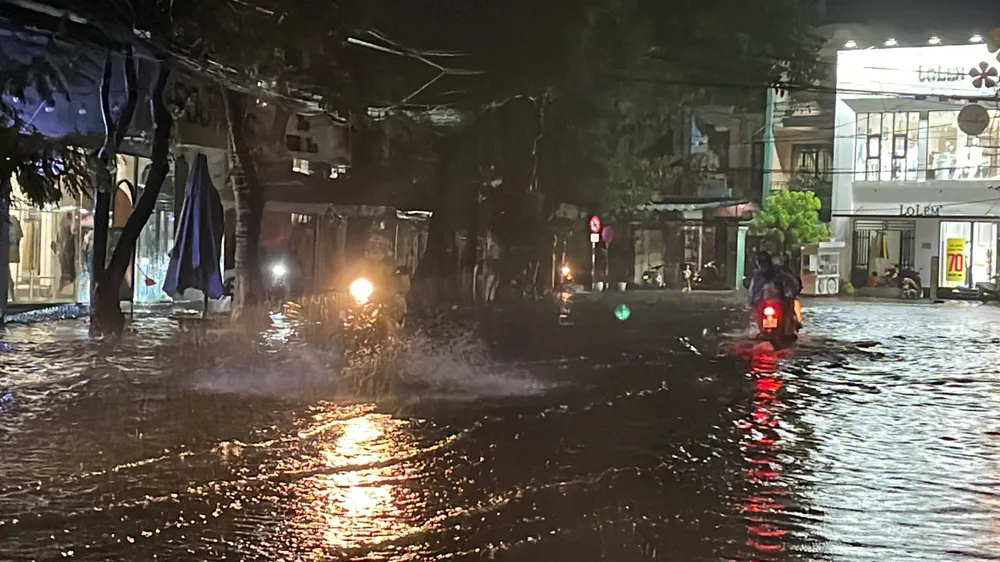 Mưa lớn gây ngập sâu nhiều tuyến đường ở TP Quảng Ngãi