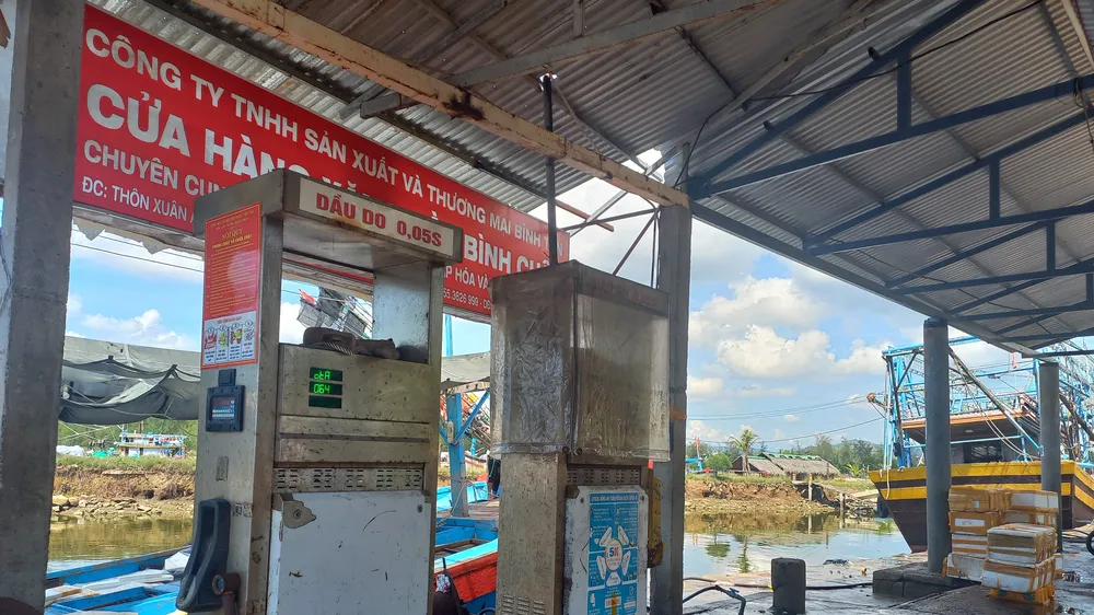 Quảng Ngãi: Giá dầu tăng, ngư dân gặp khó
