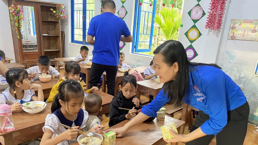 Mang yêu thương đến học sinh H’rê xóm Đèo