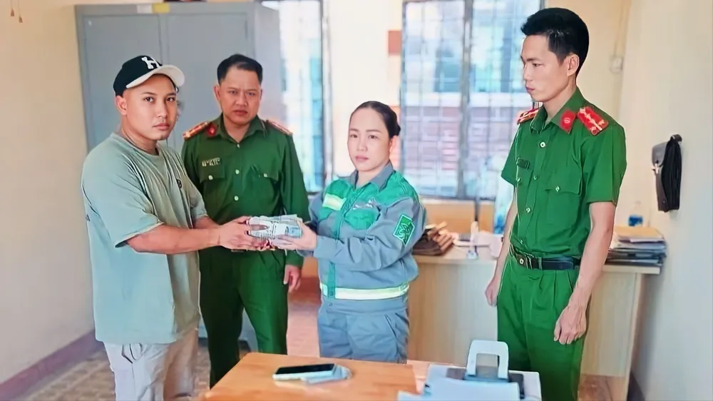Nhặt được gần 100 triệu đồng, một công nhân trả lại cho người đánh mất